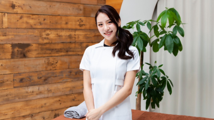 an image of a massage therapist at her practice.